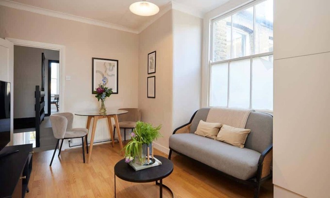 Leyton Apartment | The Leyton Midland Crib - Cozy 2BDR with Garden