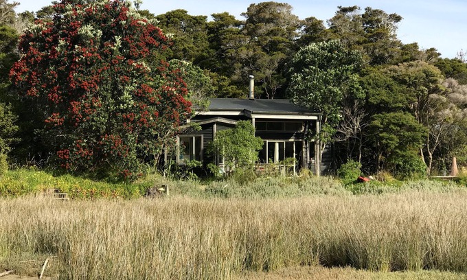 Collingwood House | The Library Bach - A special place people love!