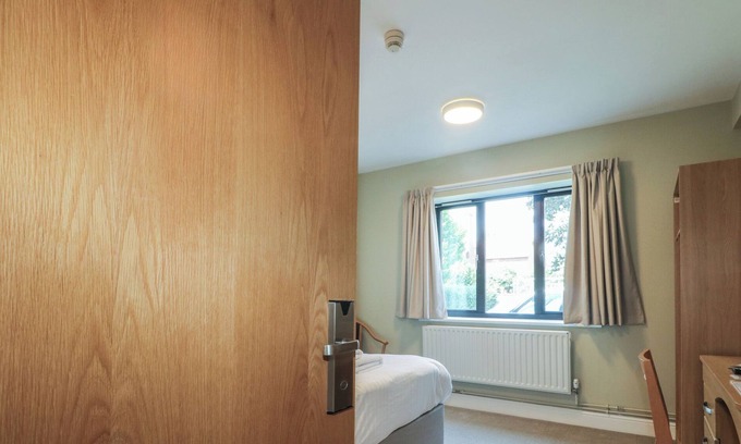 Littlehampton Cottage | THE LIFEBOAT LANDING AT MARINE COURT, with a garden in Littlehampton