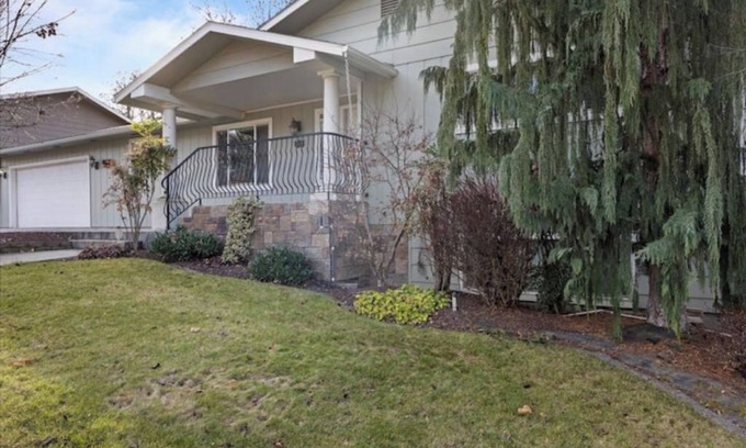College Place House | The Lilac Suite - Private Outdoor Deck, Newly Renovated, 3 miles to downtown WW