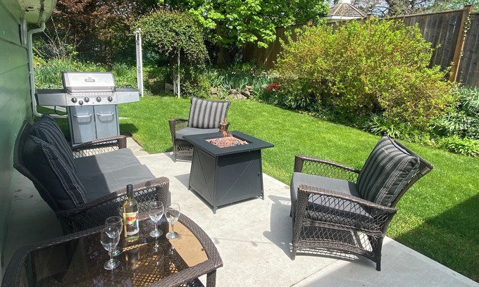 Old Town Historic District House | The Lily Pad - quaint home in Old Town NOTL, steps from the lake!