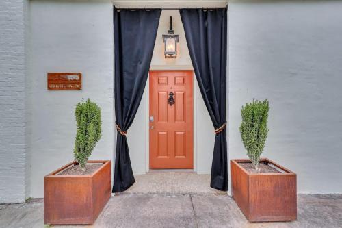 Historic Downtown Savannah House | The Lincoln Loft, Near Forsyth Park with Free Parking