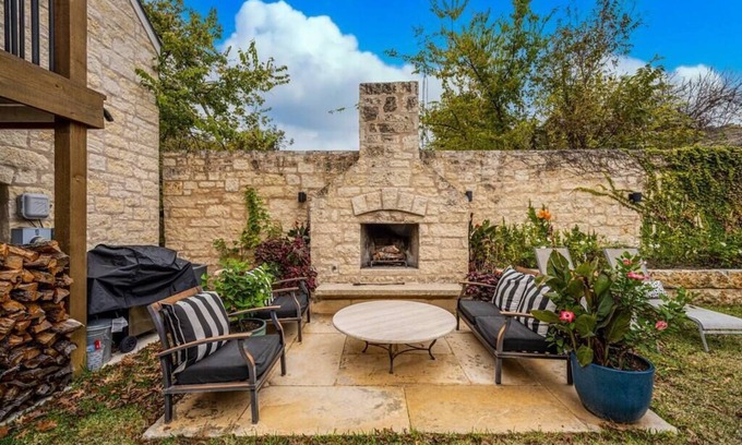 Fredericksburg Villa | The Lincoln Street Inn by Boutiq