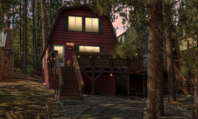 Big Bear Cabin | The Lions Den + Hot Tub + BBQ + Games