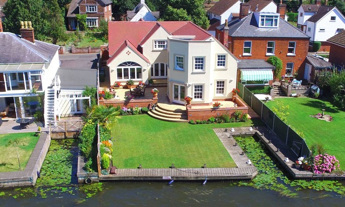 Horning House | THE LITTLE HOUSE, family friendly, with a garden in Horning
