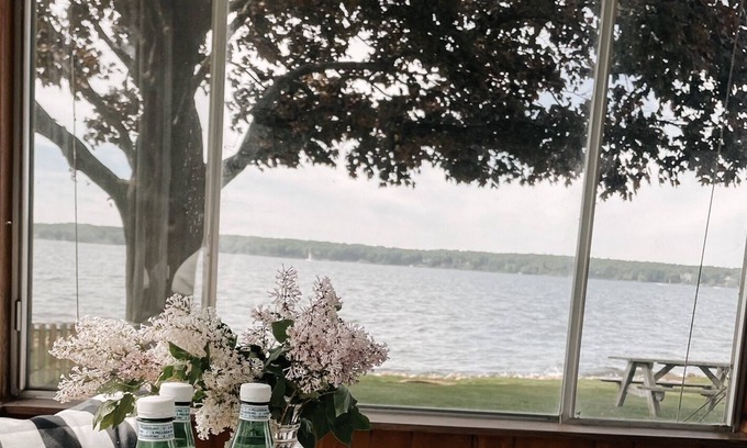 Whitehall House | The Little Pearl on White Lake…a perfect get away!