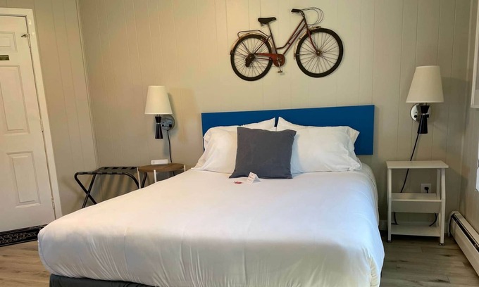 Mount Horeb House | THE LITTLE VILLAGE , Queen Room 109