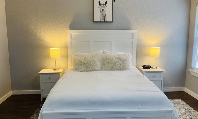 Bentonville House | The Llama House Bentonville - Near I-49