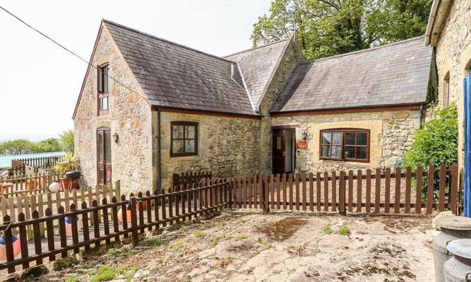 Ventnor Cottage | THE LOBSTER POT, family friendly, with a garden in Ventnor