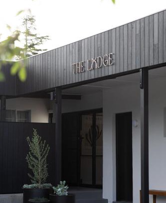 Mount Gambier Apartment | The Lodge - 4 Luxury Central Private Studio Rooms - Free wifi