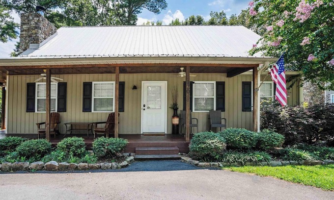 Guntersville House | The Lodge at the Lake - Waterfront with Boathouse
