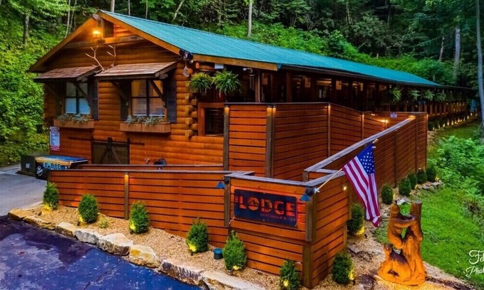 Bryson City Cabin | The Lodge Nantahala River. Bryson City, North Carolina. Suit #3