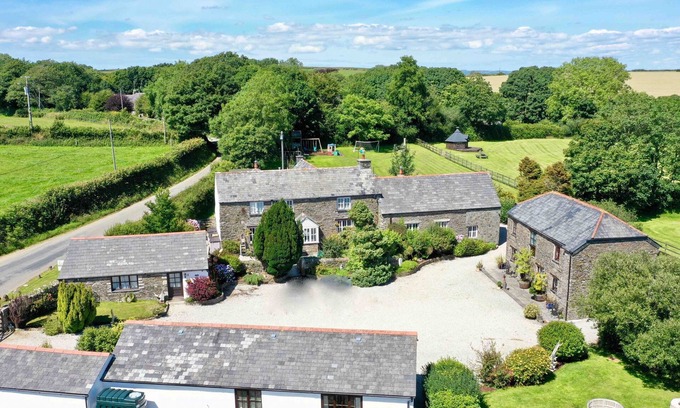Looe Cottage | The Lodge - sleeping 2 guests. A bright spacious open plan studio cottage.