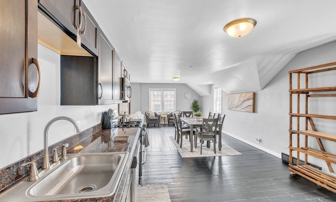 Middlebury House | The Loft 3BR Apartment with Scenic Deck