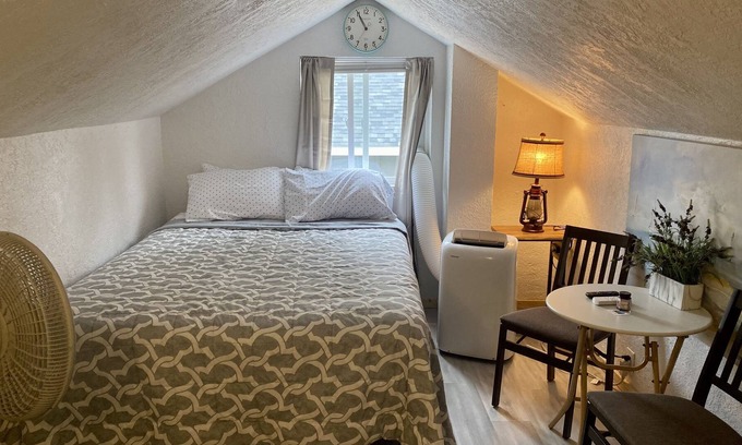 Central - Terry Apartment | The Loft at Howard's Hideaway