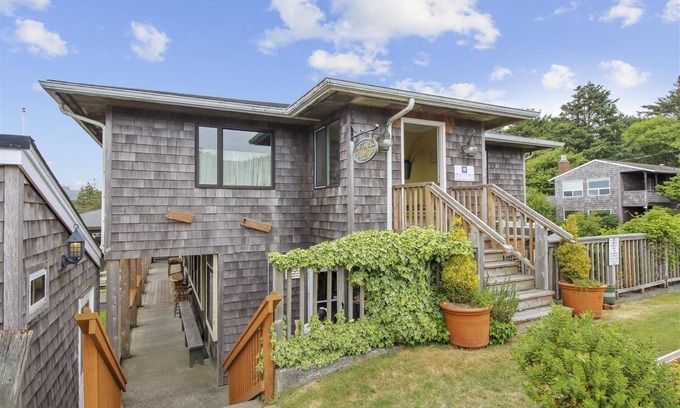 Downtown Cannon Beach House | The Loft - Beachcomber Vacation Homes