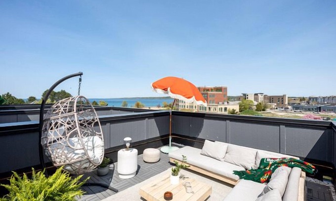 Traverse City Apartment | The Loft on Gillis | AC | Downtown | Beach | Rooftop |