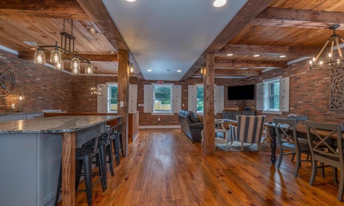 Lynn Apartment | The Loft on Trade Street