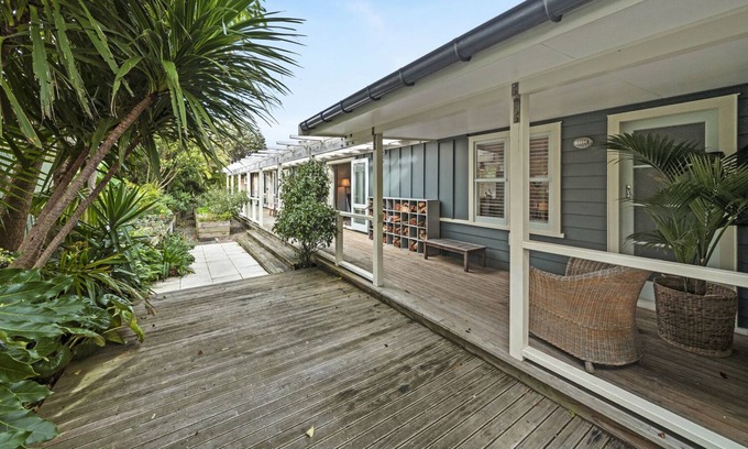 Waikanae House | The Long House - Waikanae Holiday Home
