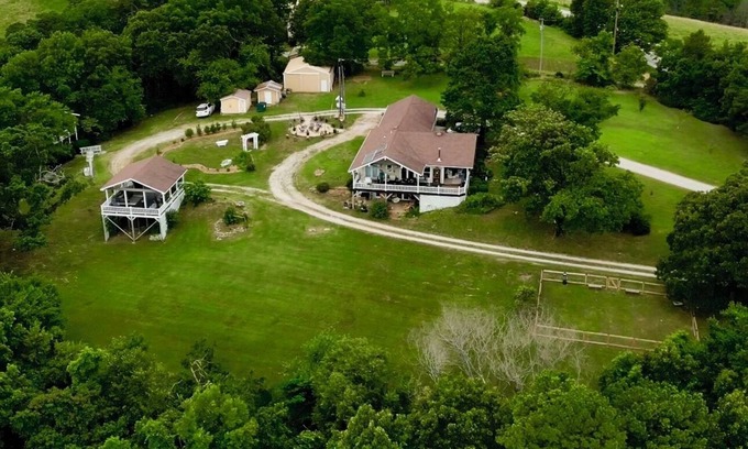 Eureka Springs House | The Lookout House at The Bluebird - 4 bedroom, pet friendly, hot tub, views!