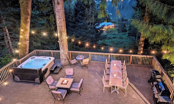Port Angeles House | “The Lookout Lodge” Lake Sutherland house with private hot tub