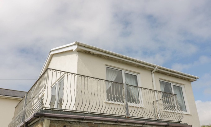 Penzance Apartment | THE LOOKOUT, pet friendly, character holiday cottage in Sennen