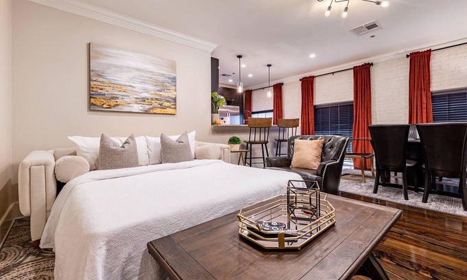 French Quarter Apartment | The Louis - 2B/2B Historic FQ Apt. - 60 Day Min. Rental