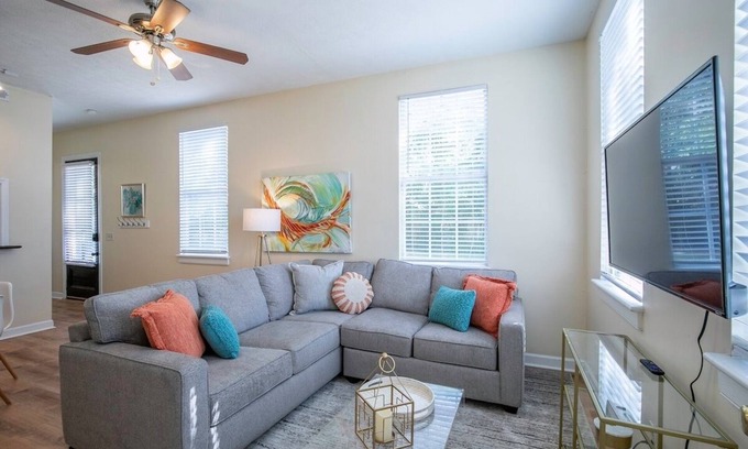 Oxford House | The Lummus, 2BR Cozy Triplex by Velvet Ditch Villas