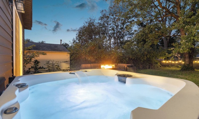 Open Gates House | The Luxe/Hot Tub/10 Min Keenland/12 Min Downtown/Fenced In Yard/Pet Friendly