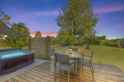 Harrodsburg House | The Luxe/Hot Tub/On Bright Leaf Golf Course