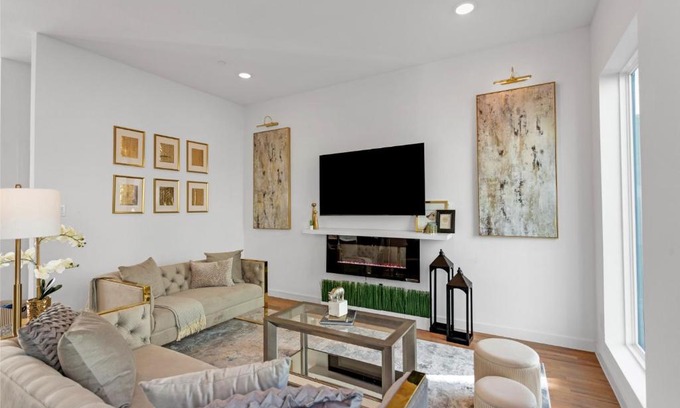 Oak Cliff House | The Luxe Lair - Convenience and Comfort meet Lavish Luxury townhouse