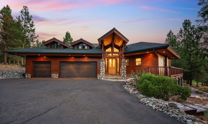 Gold Mountain House | The Luxe Lodge | Private Hot Tub | Golf | Views