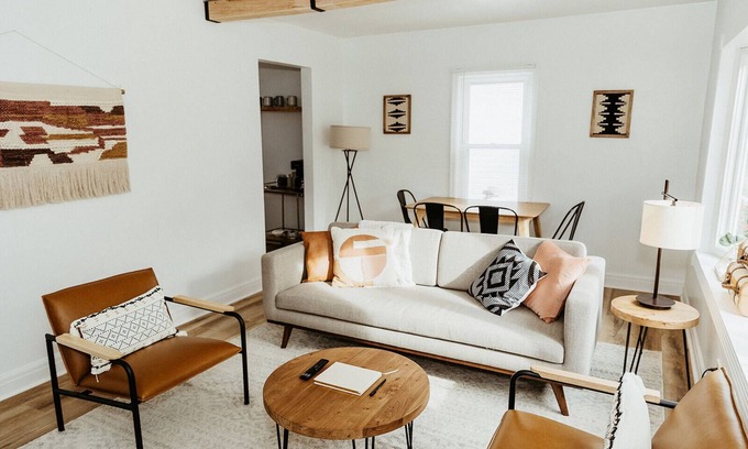 Skycrest House | "The Lynn" MODERN URBAN STAY w/Backyard