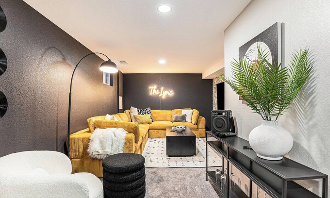 South Westminster House | The Lyric — Hot Tub - Firepit - Pet-friendly
