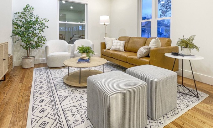 Baker City House | The Madison - Classic Downtown Home with Hot Tub