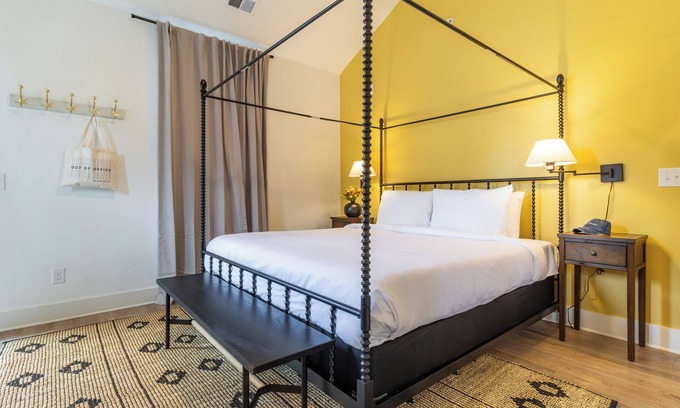 Germantown House | The Magnolia by AvantStay | 2 Spaces, Sleeps 24