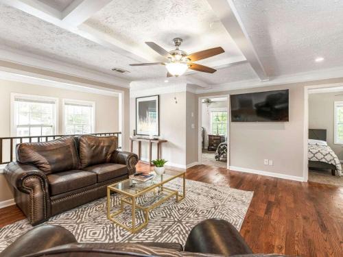 East Side House | The Manor l 5-Bedrooms A Location Sleeps 12