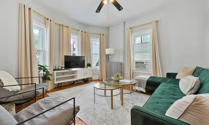 Chelsea Apartment | The Maverick - Luxurious Apartment - Free Parking - 2 Miles From Boston Logan Airport