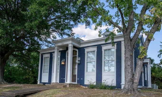 Oxford House | The Maxwell, 1BR CozyTriplex by Velvet Ditch Villas