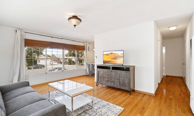 Mar Vista Apartment | The Mclaughlin #1
