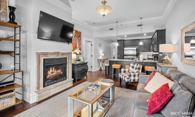 Fayetteville Apartment | The Meadow DTWN Fay Condo- 2 Blocks to Dickson St