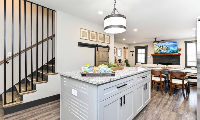 Sans Souci House | The Mid-Mod 3 Miles to Downtown /Furman!