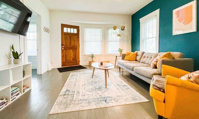 Kamm's Corners Apartment | The MidCentury Modern 5 min to Airport PETS!