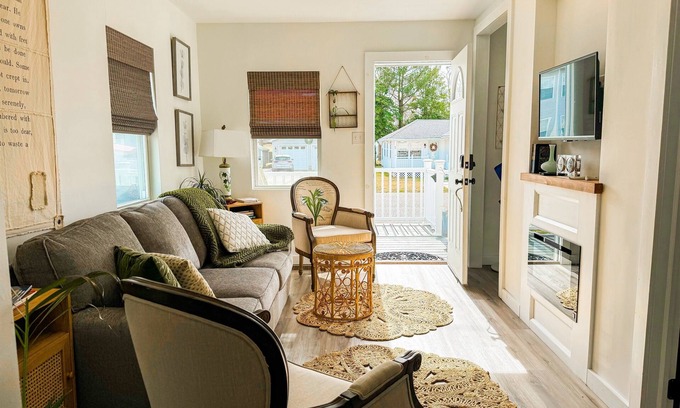 Villas Cottage | The Middle Cottage, Pool and Hot tub!
