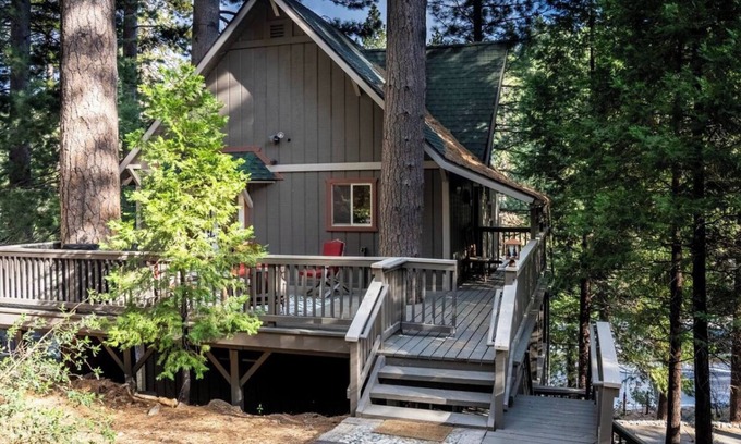 Twin Peaks House | The Mighty Pines Retreat + Large Patio + BBQ+View!