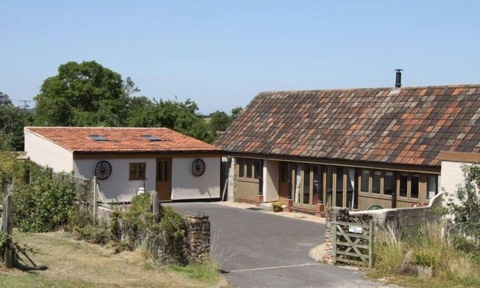 Yarley Cottage | THE MILKING PARLOUR, country holiday cottage, with open fire in Wells