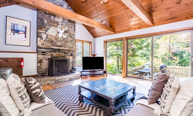 Killington House | 'The Mill Stream House' Lux Rustic Home on River w/JACUZZI & fireplace