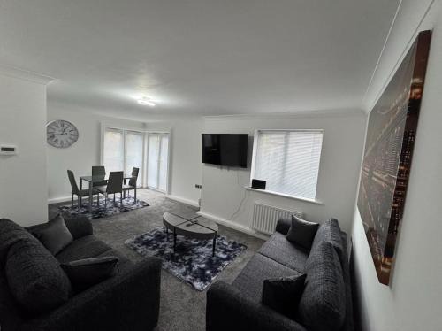 Milton Keynes Apartment | The Modern Balcony Apartment - 2 Bed 1 Bath Private Parking