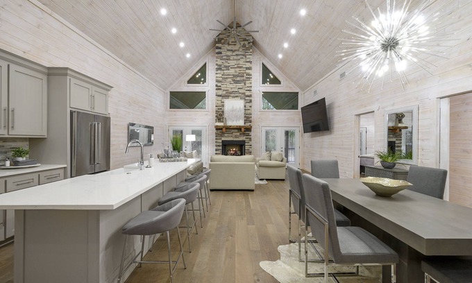 Broken Bow House | The Modern & Luxurious "Mystic Love" Cabin!