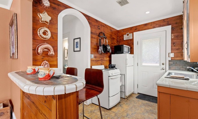 Canyon Lake Cottage | The Montview Cottage with Private Hot Tub & King Bed